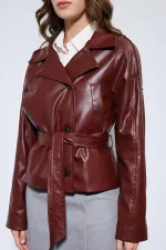 Manteau Antioch rouge bordeaux en similicuir ceinturé