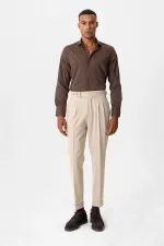 Pantalon homme Antioch beige à taille haute plissée et coupe carotte