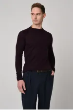 Pull en maille Antioch prune foncé à col rond et coupe ajustée