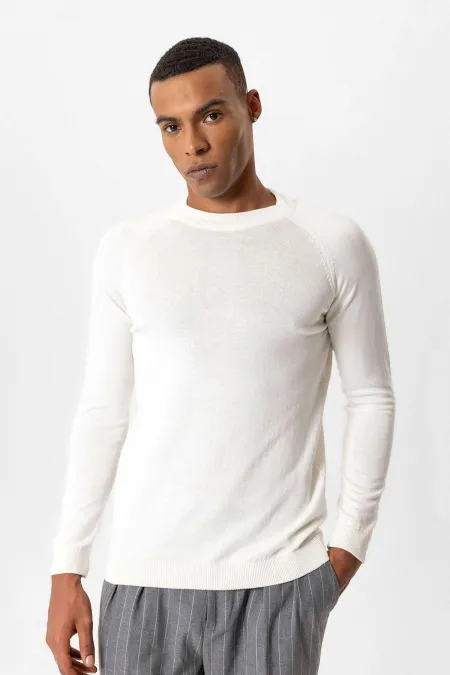 Pull en maille Antioch blanc cassé à col rond et coupe ajustée
