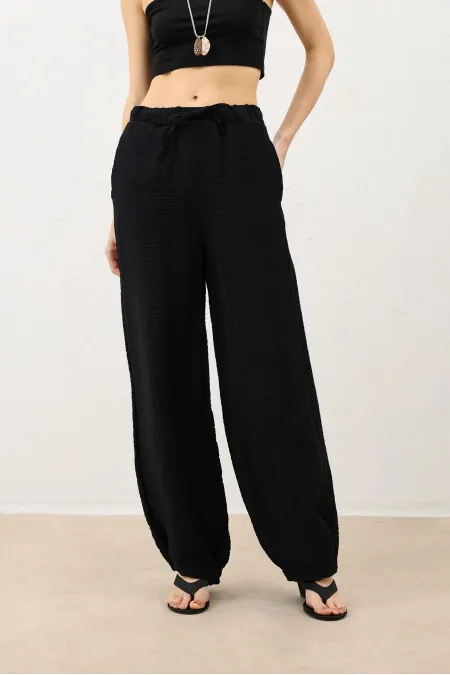 Pantalon Antioch noir à jambes ajustables et drapé pour femme