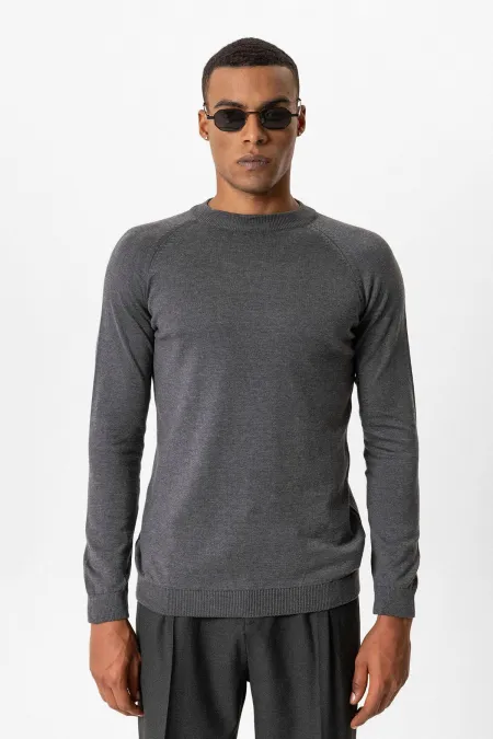 Pull en maille Antioch gris fumé à col rond et coupe ajustée