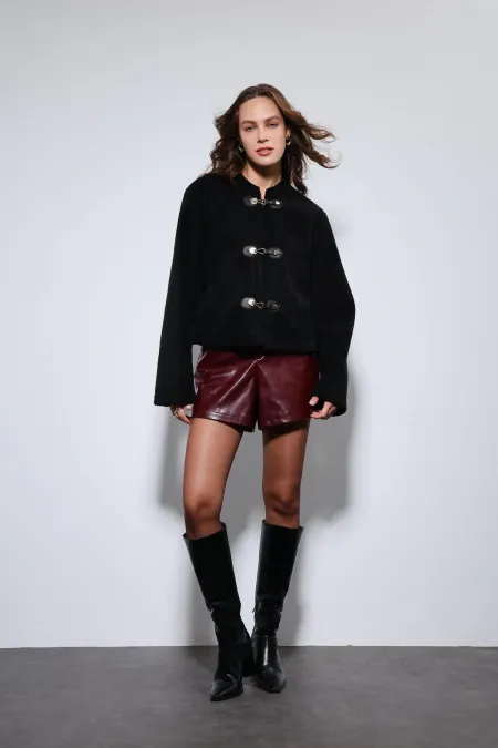 Veste Antioch en fausse fourrure noire avec boutons décoratifs