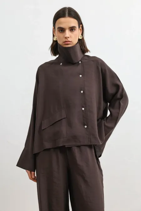 Chemise Antioch marron foncé à col montant spécial pour femme