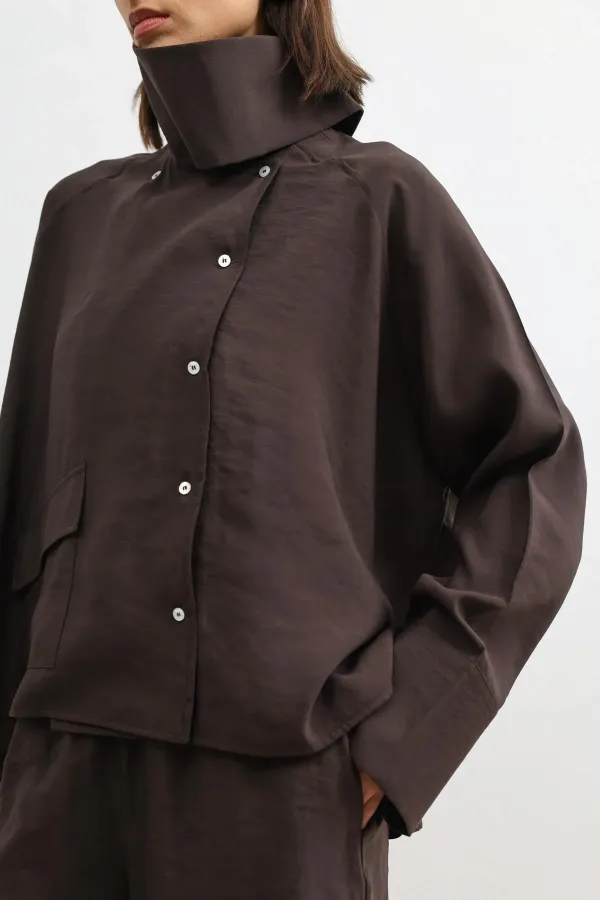 Chemise Antioch marron foncé à col montant spécial pour femme