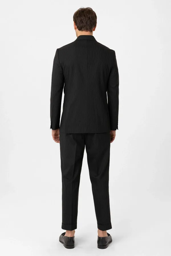 Costume technique rayé Antioch noir à double boutonnage, coupe italienne, en laine mélangée.