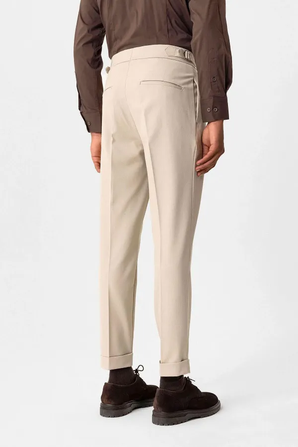 Pantalon homme Antioch beige à taille haute plissée et coupe carotte