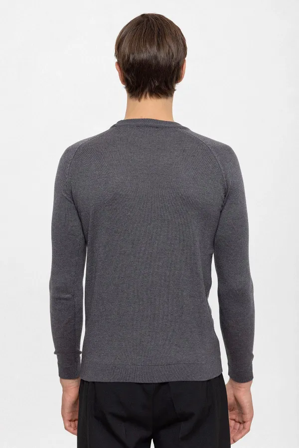 Pull en maille Antioch gris fumé à col rond et coupe ajustée