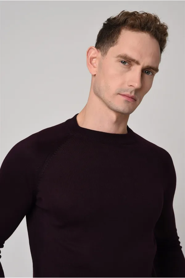 Pull en maille Antioch prune foncé à col rond et coupe ajustée