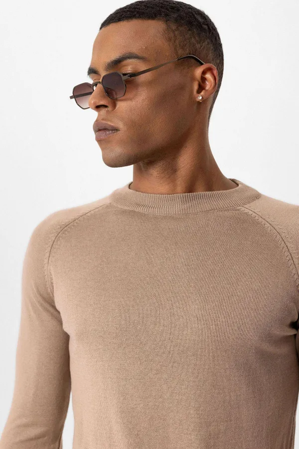 Pull en maille Antioch Mink à col rond et coupe ajustée