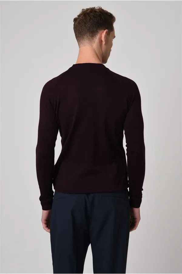 Pull en maille Antioch prune foncé à col rond et coupe ajustée