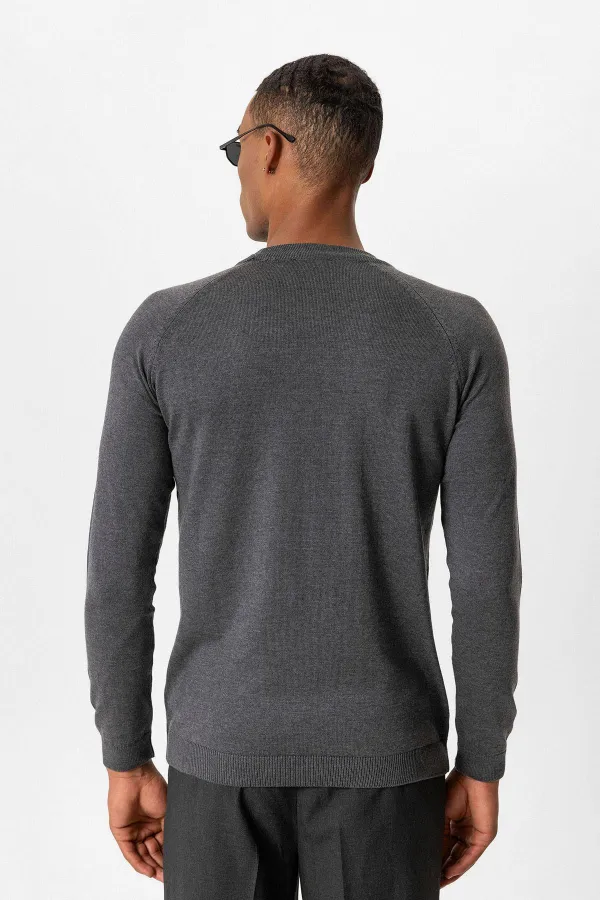 Pull en maille Antioch gris fumé à col rond et coupe ajustée