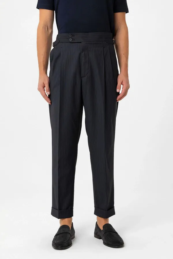 Costume technique rayé bleu marine Antioch à double boutonnage, coupe italienne, en laine mélangée.