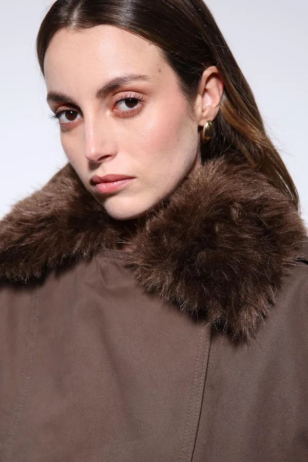 Trench-coat court en fausse fourrure Antioch Coffee pour femme