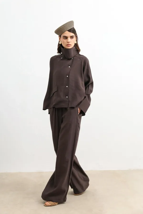Chemise Antioch marron foncé à col montant spécial pour femme