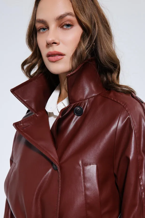 Manteau Antioch rouge bordeaux en similicuir ceinturé