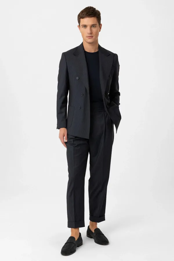 Costume technique rayé bleu marine Antioch à double boutonnage, coupe italienne, en laine mélangée.