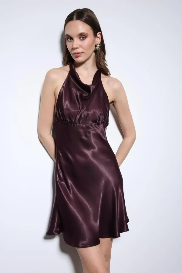 Robe courte en satin bordeaux Antioch à col halter