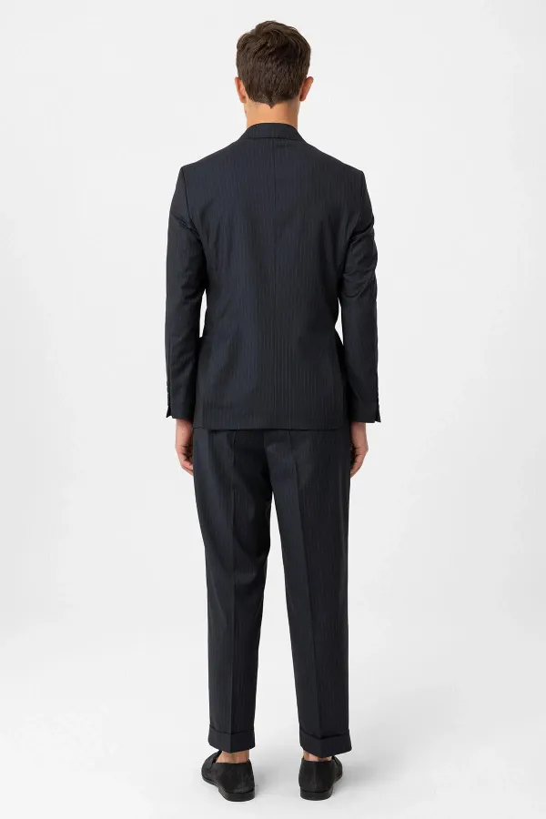 Costume technique rayé bleu marine Antioch à double boutonnage, coupe italienne, en laine mélangée.