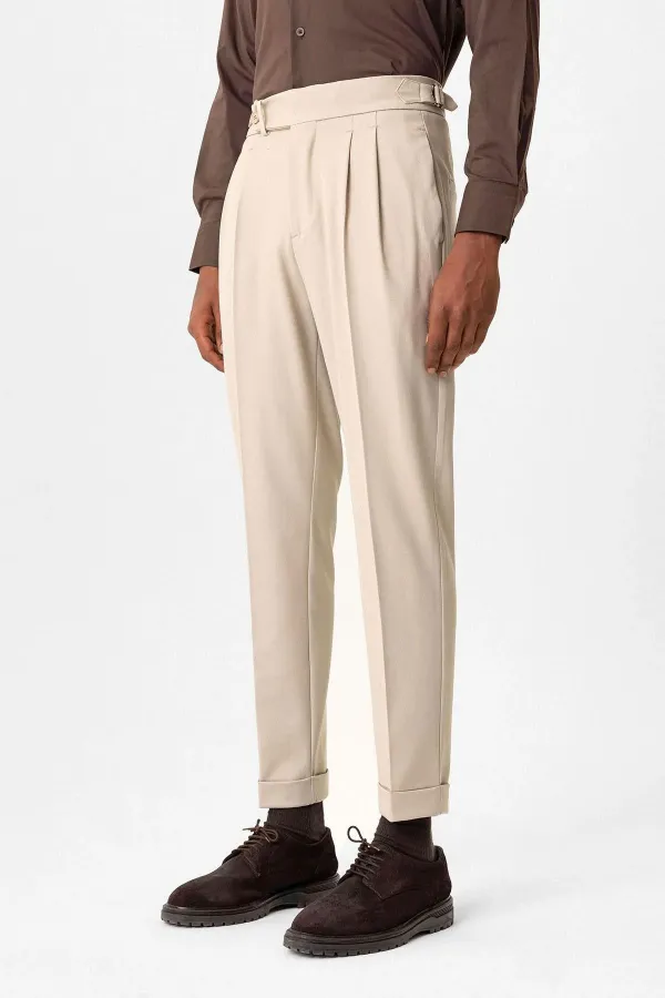 Pantalon homme Antioch beige à taille haute plissée et coupe carotte