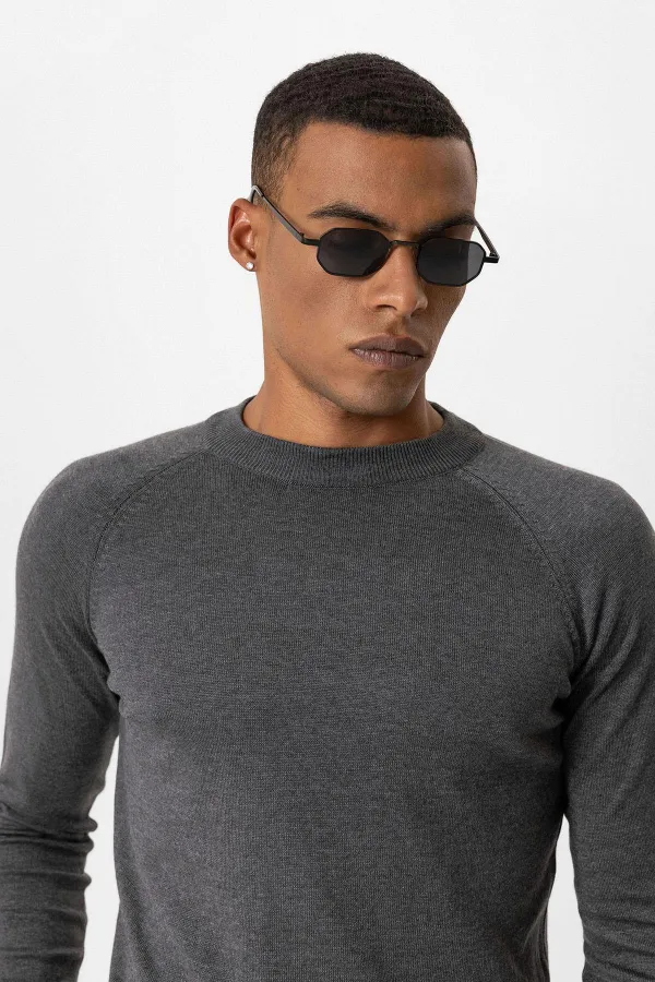 Pull en maille Antioch gris fumé à col rond et coupe ajustée