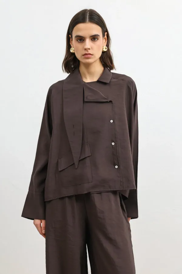 Chemise Antioch marron foncé à col montant spécial pour femme