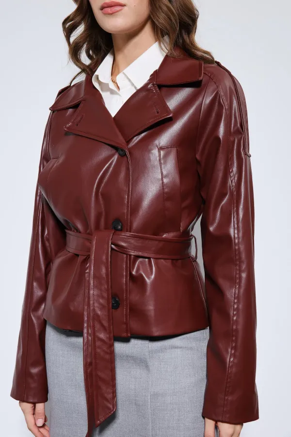 Manteau Antioch rouge bordeaux en similicuir ceinturé