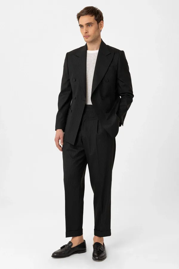 Costume technique rayé Antioch noir à double boutonnage, coupe italienne, en laine mélangée.