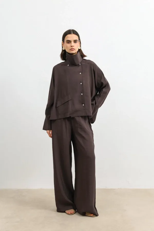 Chemise Antioch marron foncé à col montant spécial pour femme