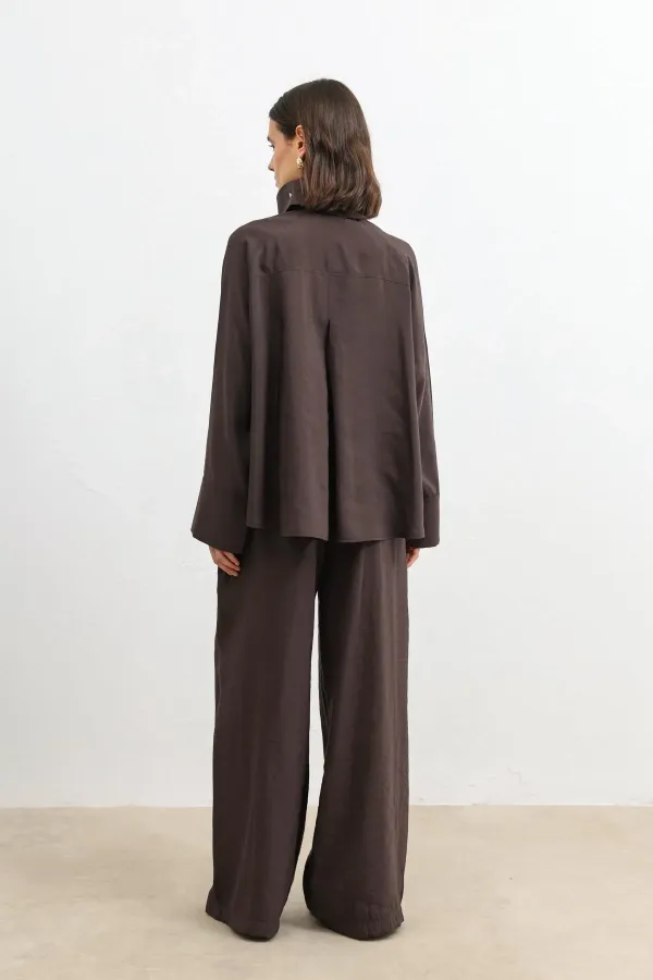 Chemise Antioch marron foncé à col montant spécial pour femme