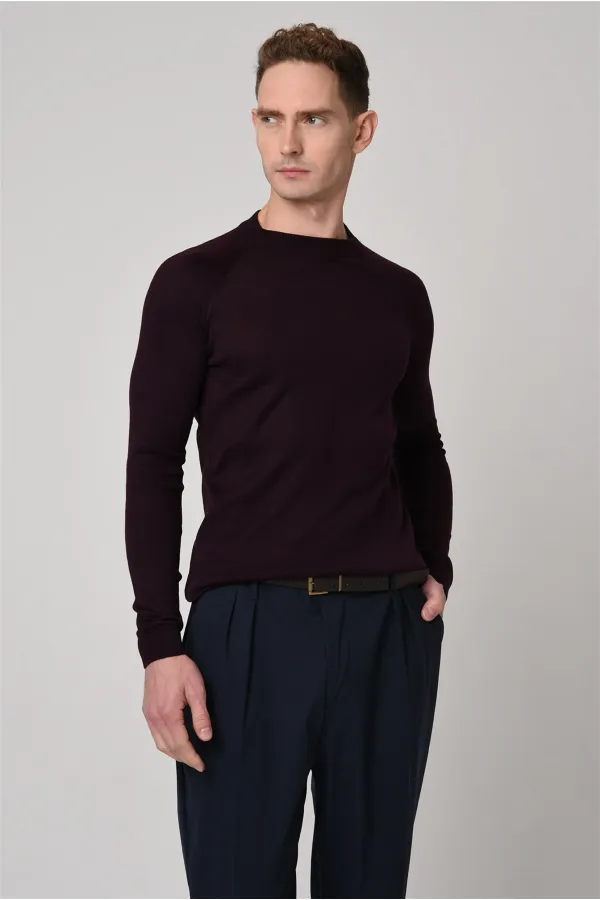Pull en maille Antioch prune foncé à col rond et coupe ajustée