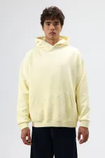 Sweat à capuche oversize jaune avec détails brodés
