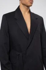 Costume noir oversize ceinturé