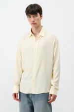 Chemise oversize jaune légèrement texturée