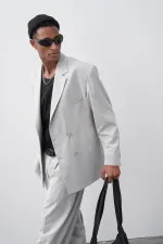 Costume croisé gris à coupe décontractée