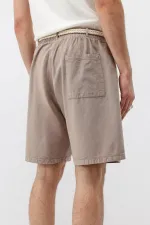 Short oversize en lin couleur pierre, ceinturé