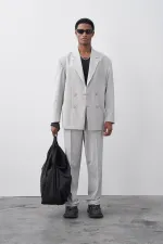 Costume croisé gris à coupe décontractée