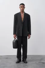 Costume noir à double boutonnage coupe décontractée