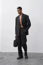 Costume noir à double boutonnage coupe décontractée