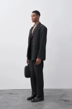 Costume noir à double boutonnage coupe décontractée