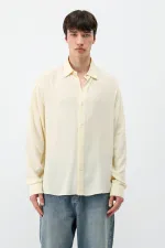Chemise oversize jaune légèrement texturée