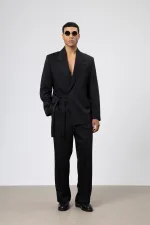 Costume noir oversize ceinturé