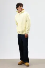 Sweat à capuche oversize jaune avec détails brodés