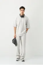 Short-sleeved washed oversize t-shirt, light gray.