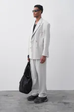 Costume croisé gris à coupe décontractée