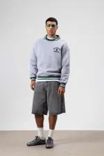 Sweat-shirt gris chiné à col oversize brodé