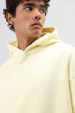 Sweat à capuche oversize jaune avec détails brodés