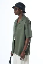 Chemise kaki délavée, oversize, imprimée au dos, manches courtes, sans poches