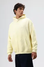 Sweat à capuche oversize jaune avec détails brodés
