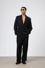 Costume noir oversize ceinturé